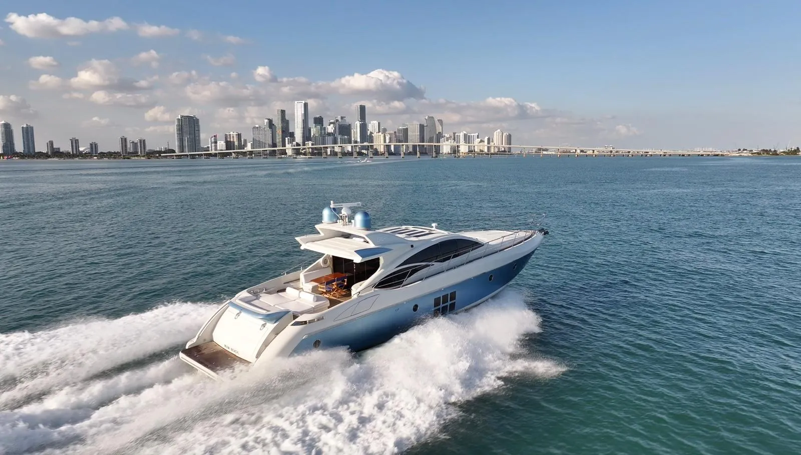 Azimut 68 deck